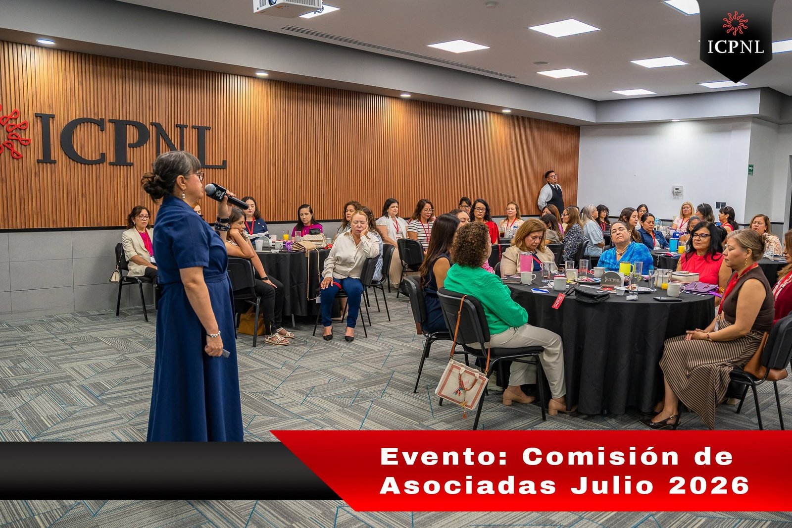 Cristie Sandoval dando una conferencia sobre finanzas personales
